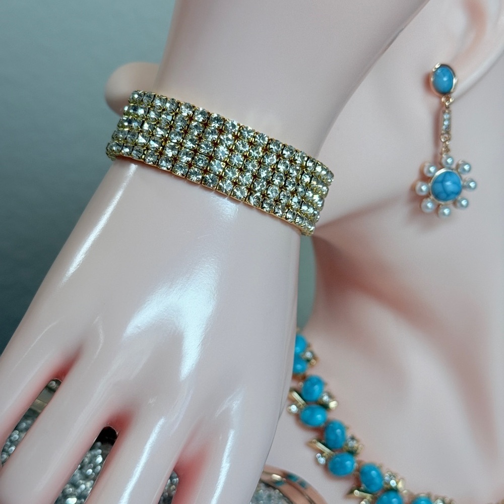 ⚜️ Elegant Gold Stretch Bracelet With Gems 💎